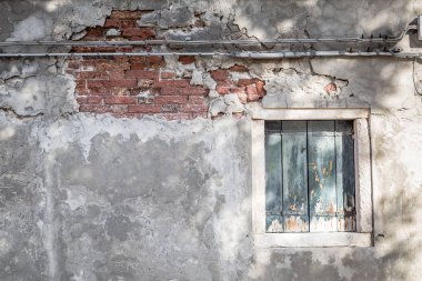 Yeşil Ahşap pencere ile duvar eski ev.