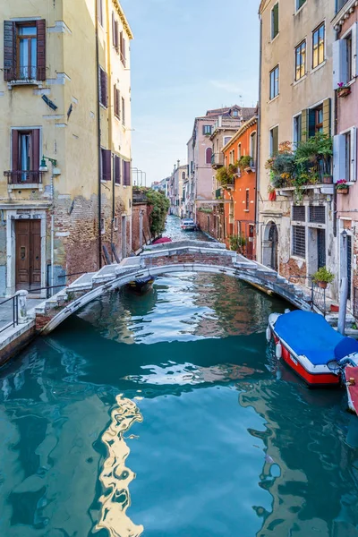 Streetview con puente y edificios antiguos en Venecia Italia . — Foto de Stock