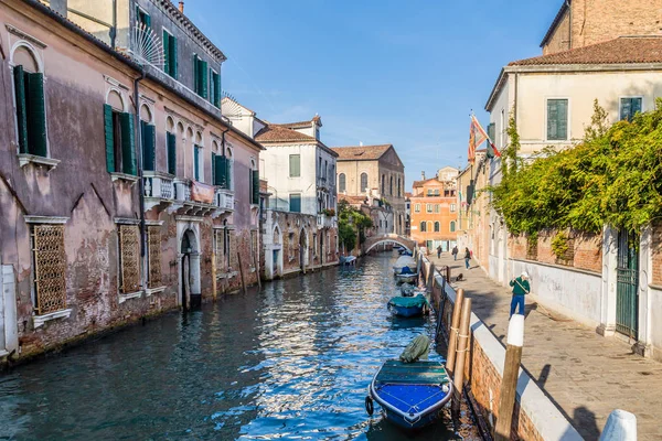 Streetview con puente y edificios antiguos en Venecia Italia . —  Fotos de Stock