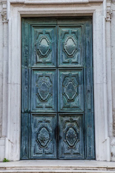 Eski bakır kapı Venedik İtalya — Stok fotoğraf
