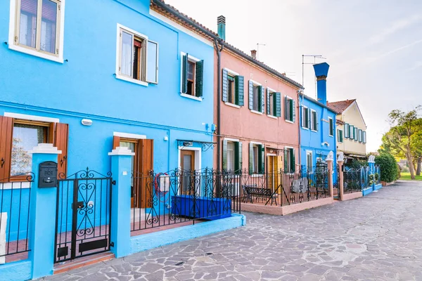 Ada Burano, Vic çok güzel çok renkli evler — Stok fotoğraf
