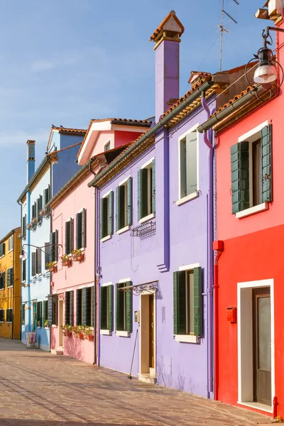 Très belles maisons multicolores sur l'île de Burano, Venic — Photo