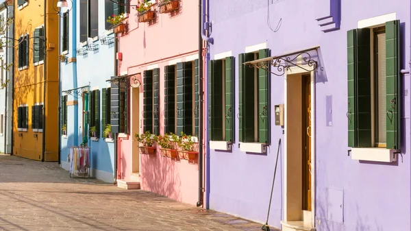 Très belles maisons multicolores sur l'île de Burano, Venic — Photo