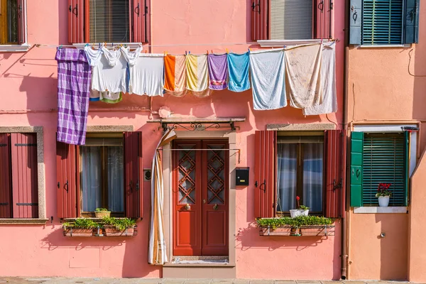Grüne blaue Haus und Wäscheleine auf der Insel burano, Venedig, Italien — Stockfoto