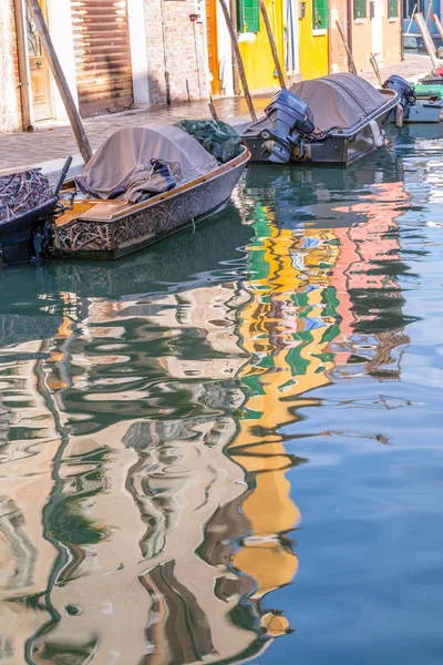 Casas multicolores reflejadas en los canales de la isla Bura — Foto de Stock