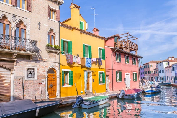 Muy hermosas casas multicolores a lo largo de los canales en la isla —  Fotos de Stock