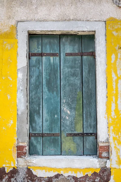 오래 된 집 벽 녹색 나무 창. — 스톡 사진