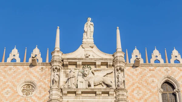 Statues on the facade of Cathedral Basilica of Saint Marco. Piaz — Stock Photo, Image