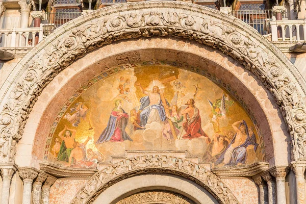 Pintura de parede na fachada da Catedral Basílica de São Marcos — Fotografia de Stock
