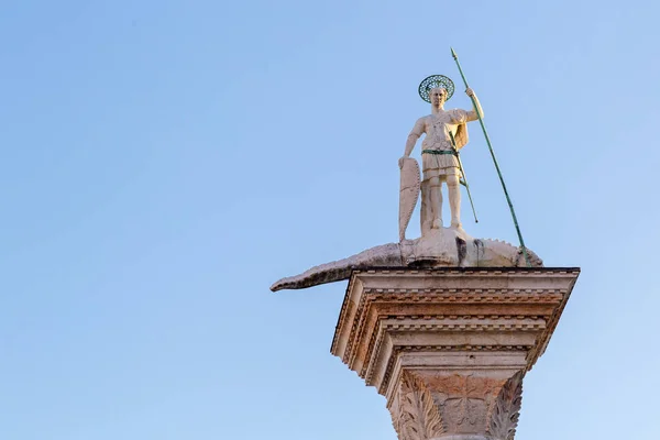 Estatua de San Teodoro sobre una columna en la Piazza San Marco de Veni —  Fotos de Stock