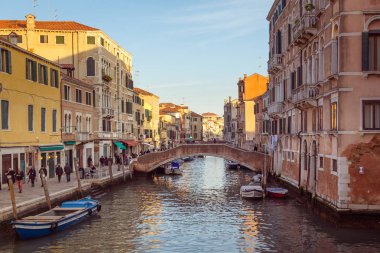Venice, İtalya - 28 Ekim 2016: Streetview Venedik'in merkezinde