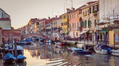 Venice, İtalya - 29 Ekim 2016: Streetview Venedik'in merkezinde