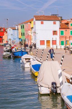 Venice, İtalya - 29 Ekim 2016: Streetview Burano Adası
