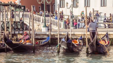 Canal Grande üzerinde gondol Venedik, İtalya - 29 Ekim 2016: