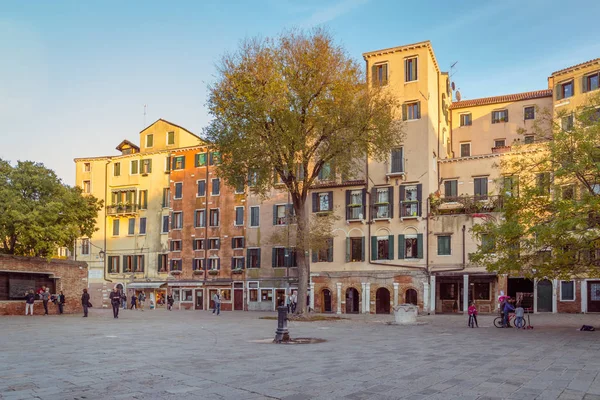 Venedig, Italien - 28 oktober 2016: Streetview center Venedig — Stockfoto