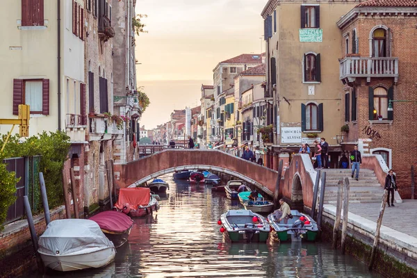 VENECIA, ITALIA - 29 DE OCTUBRE DE 2016: Centro de vista de la calle de Venecia — Foto de Stock