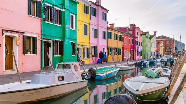 VENECIA, ITALIA - 29 DE OCTUBRE DE 2016: Streetview Burano island — Foto de Stock