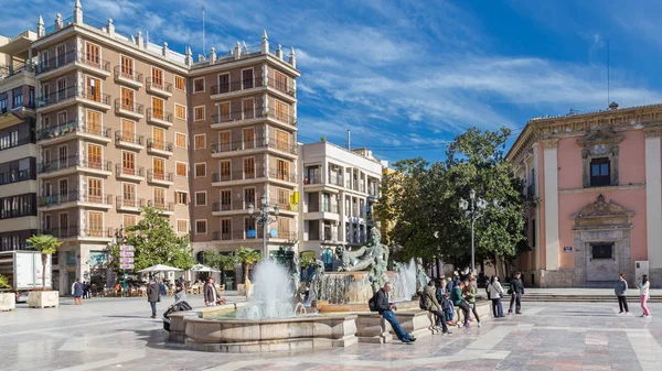 Valencia, İspanya 02 Aralık 2016: Plaza de la Virgen tarihi Çeşmede — Stok fotoğraf