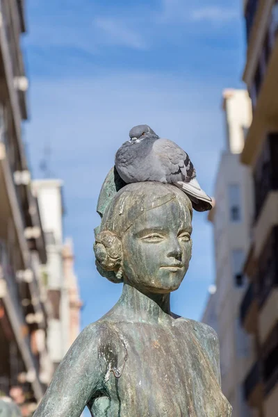 Валенсия, Испания 2 декабря 2016 г.: Голубь на скульптуре — стоковое фото