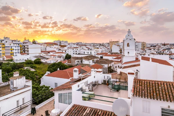 Ανατολή ηλίου αρχαίας πόλης κέντρο του Λάγος, Algarve, Πορτογαλία — Φωτογραφία Αρχείου