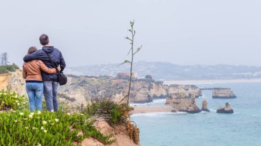 Genç çift enjouing görünümü Praia üzerinde yapmak Camilo, çevre Lagos, A