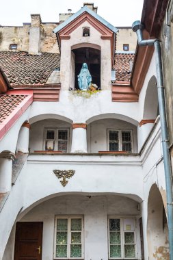  Maria eski şehir Vilnius Lilith heykeli ile küçük avlu