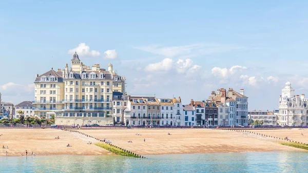 Eastbourne, Sussex, United 'ın ufuk çizgisindeki rıhtıma bak.