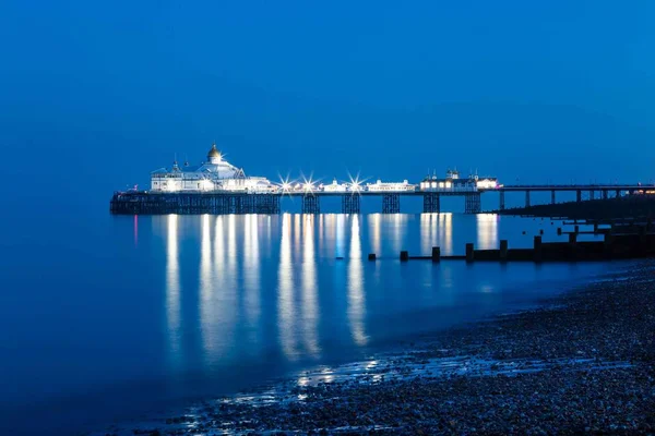 Pier Eastbourne genom natten, Sussex, Storbritannien — Stockfoto