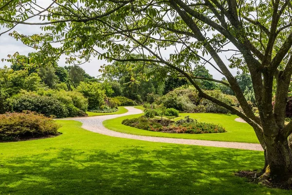 Barevné Britisch zámecká zahrada během jara v Suussex, Englan — Stock fotografie
