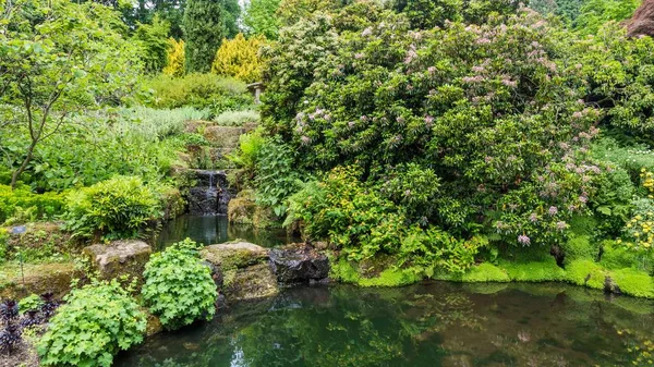 Farbenfroher britischer Burggarten im Frühling in Sussex, England — Stockfoto