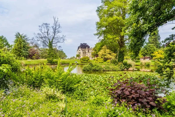 Kleurrijke Britisch kasteeltuin in het voorjaar in Suussex, Englan — Stockfoto