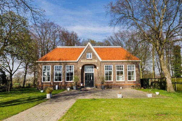 Ancien bâtiment de l'école primaire à Twekkelo dans la province d'Overijss — Photo