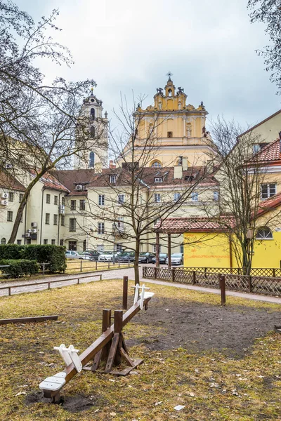 Vilnius, Lituânia - 11 de março de 2017: Vista de rua cidade velha Viln — Fotografia de Stock