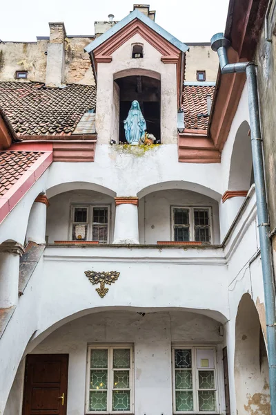  Maria eski şehir Vilnius Lilith heykeli ile küçük avlu