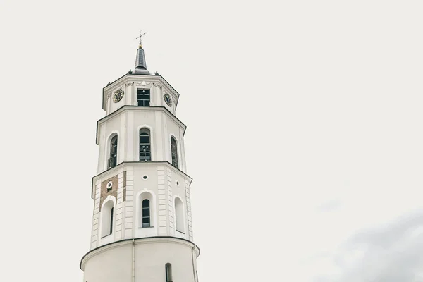 Campanario blanco en la plaza de la Catedral de Vilna Lituania — Foto de Stock