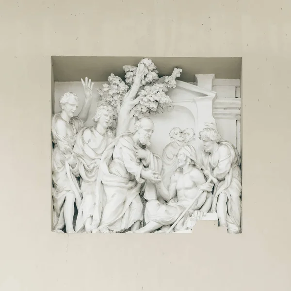 Древняя скульптура Мозеса у входа в собор — стоковое фото