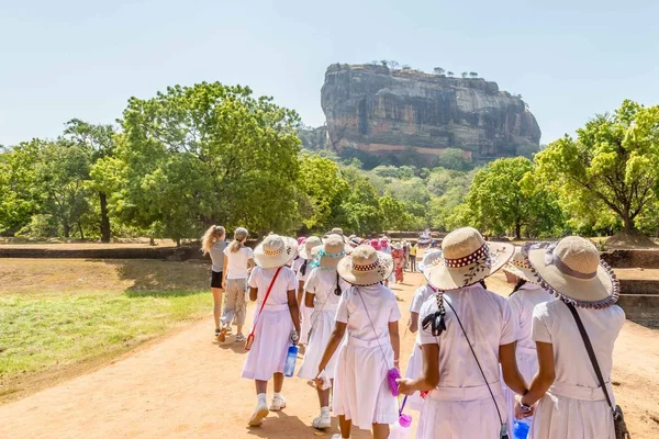 Öğrenciler Sigiriya dağ tırmanmak için yolda