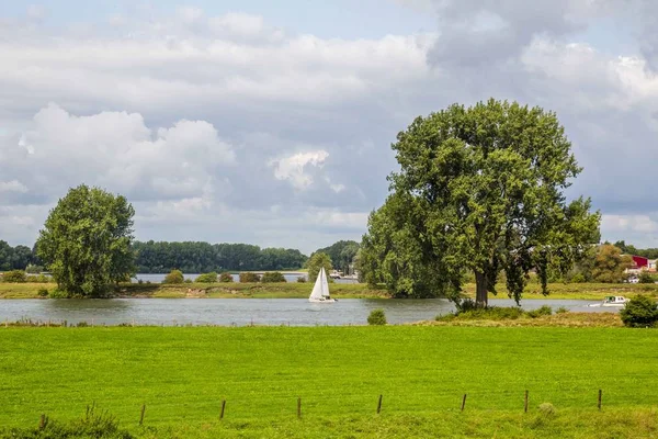 Hollandalı nehir manzara — Stok fotoğraf