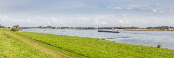 Paisagem de rio nublado com um navio de transporte em um rio no — Fotografia de Stock