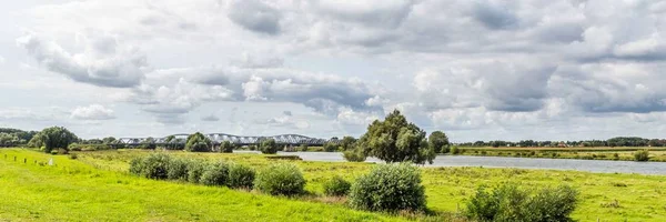 Hollands landschap met brug — Stockfoto