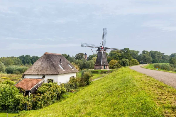 Moulin à vent néerlandais sur une digue — Photo