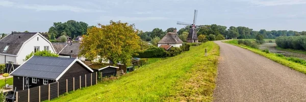 Nederlandse windmolen op een dijk — Stockfoto