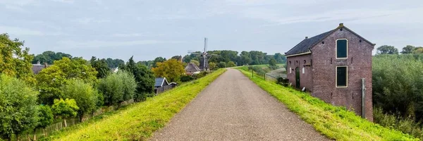 Голландская мельница на дамбе — стоковое фото