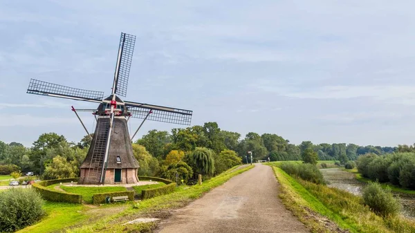 Moinho de vento holandês em um dique — Fotografia de Stock