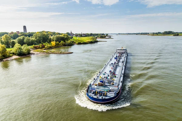 Oiltanker nära Zaltbommel, Nederländerna — Stockfoto