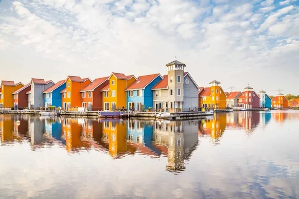 Kolorowe domy, odbite w wodzie w Groningen w Nethe — Zdjęcie stockowe