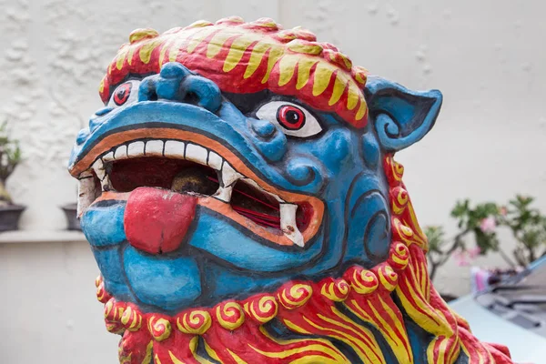 Chinese welcoming lion sculpture — Stock Photo, Image