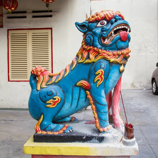 Chinese welcoming lion sculpture — Stock Photo, Image