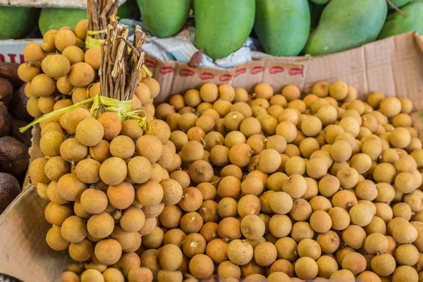 Frutas longanas o crudas en el mercado . — Foto de Stock