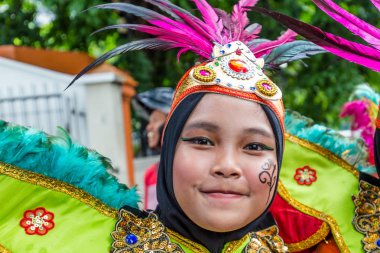 Kızlar Jakarta Endonezya geleneksel giysiler içinde